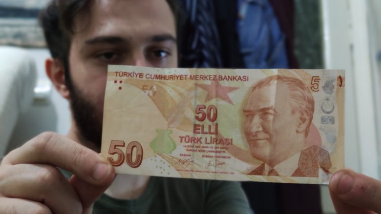Monedhës së tërhequr nga një bankomat i mungon një zero, studenti pret që ta shesë 1500 herë më shumë se vlera reale e saj