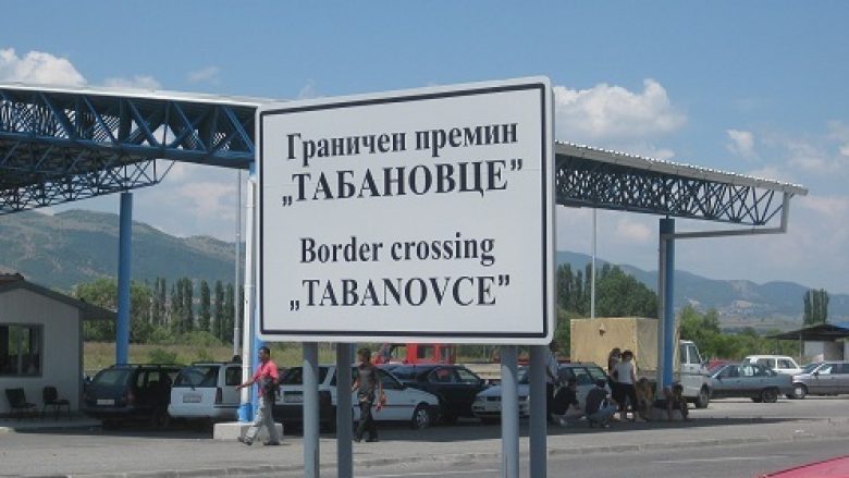 Në vendkalimin kufitar Tabanoc për hyrje në Maqedoni pritet rreth një orë