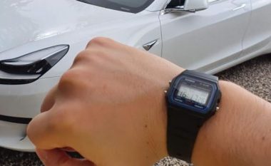 Shoferi i Teslas kthen orën Casio në një çelës makine