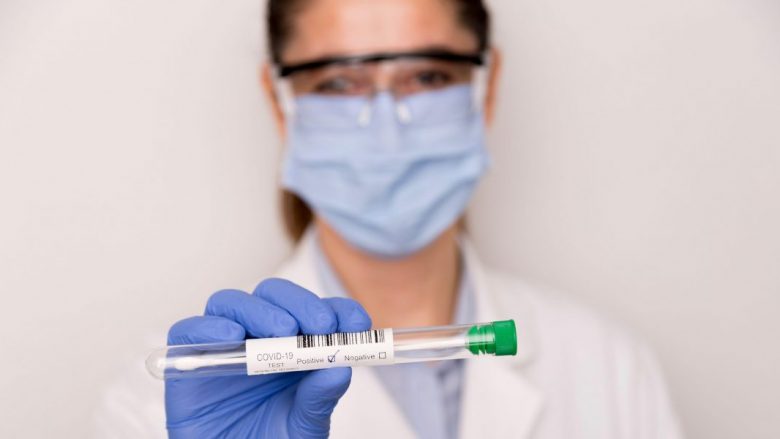 Australia po zhvillon një spërkatës të hundës që mund të zvogëlojë ndjeshëm nivelet e coronavirusit