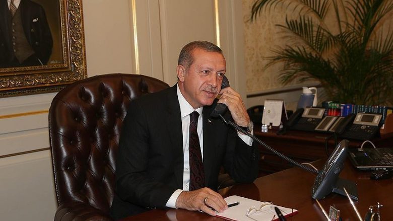 Erdogan zhvillon bisedë telefonike me Thaçin dhe Vuçiqin
