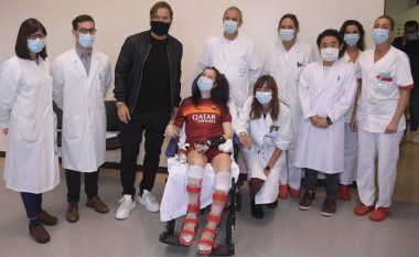 Totti viziton në spital vajzën që u zgjua nga koma pasi dëgjoi zërin e tij