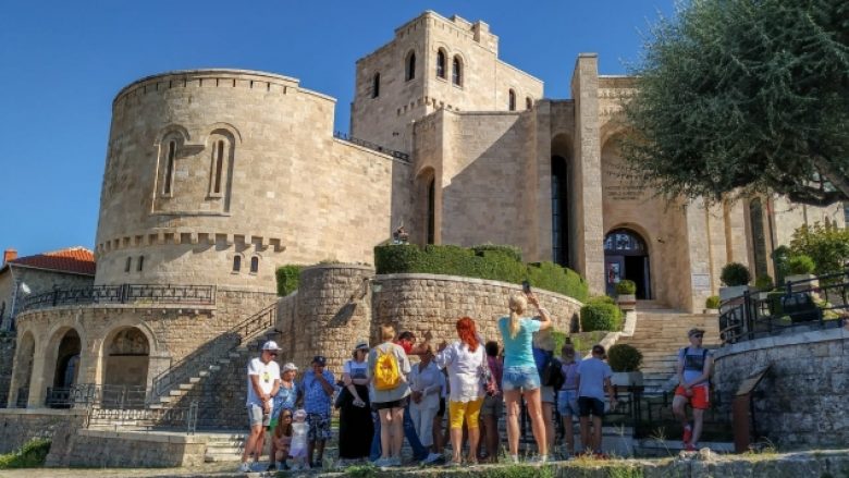 Turistët qëndrojnë më gjatë në Shqipëri, rriten netë-qëndrimet