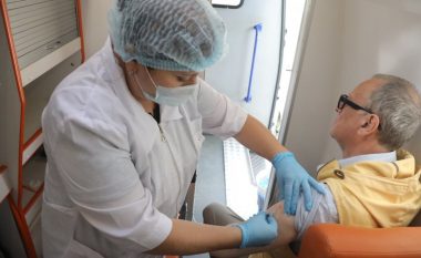 Një në shtatë vullnetarë që kanë marr vaksinën ruse kundër COVID-19 raportojnë se kanë pasur efekte anësore