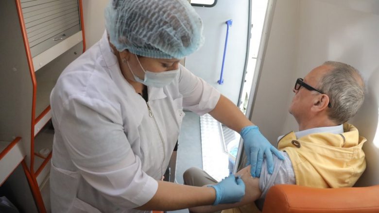 Një në shtatë vullnetarë që kanë marr vaksinën ruse kundër COVID-19 raportojnë se kanë pasur efekte anësore