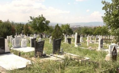 Dëmtohen varrezat në Istog