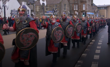 Festivali i Zjarrit në Ishujt Shetland, vikingët kthehen çdo vit për të ndezur zjarret në festën e tyre