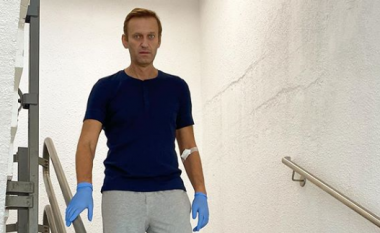 Navalny publikon fotografi, pesë ditë pas largimit nga spitali – tregon për gjendjen e tij shëndetësore