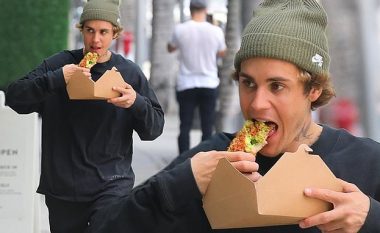 Justin Bieber fotografohet rrugëve të ‘Beverly Hills” duke ngrënë pica, ndërsa me vete nuk kishte një maskë mbrojtëse