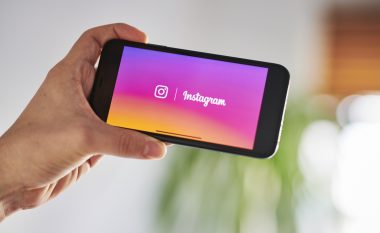 Facebook akuzohet se “po i vëzhgon” përdoruesit e Instagram-it përmes kamerave