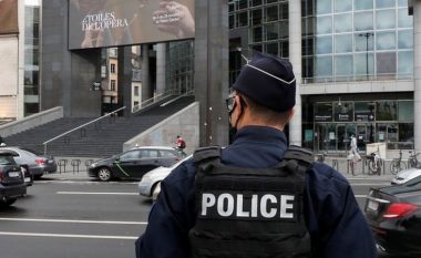 Autoritetet franceze: Sulmi me thikë pranë zyrës së Charlie Hebdo ‘një akt terrori’