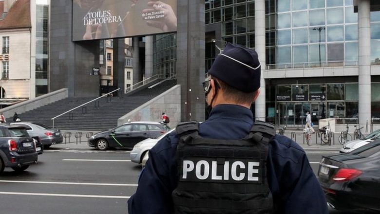 Autoritetet franceze: Sulmi me thikë pranë zyrës së Charlie Hebdo ‘një akt terrori’