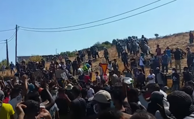 Policia gjuan me gaz lotsjellës migrantët e pastrehë të Morias