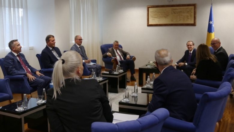 ​Hoti takohet me anëtarët e Bordit të Asociacionit të Komunave të Kosovës