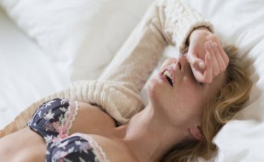 Femra, nëse flini në këtë pozicion mund të përjetoni orgazmën në gjumë