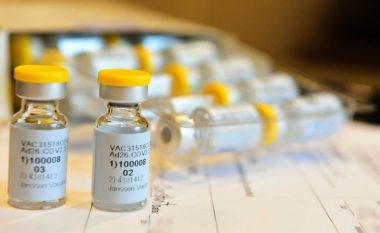 Pauzohet hulumtimi i vaksinës kundër COVID-19, pjesëmarrësit e studimit janë prekur nga një sëmundje e pashpjegueshme