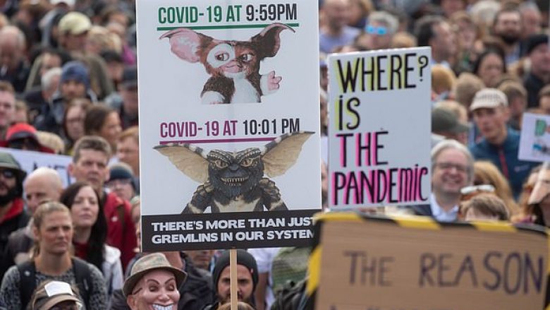 Studimi i ri zbulon se një në tetë persona besojnë se pandemia e COVID-19 është një “mashtrim”