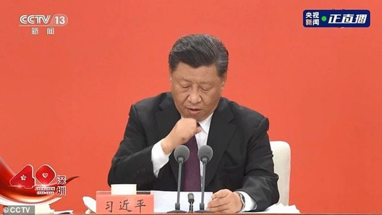 Televizioni kinez u mundua të ndërprenë transmetimin kur Xi Jinping kollitej, por ky moment nuk i shpëtoi kritikëve të presidentit kinez