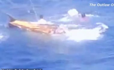 Shkrepën mbi 40 plumba mbi ekuipazhin e një barke, humbin jetën katër burra – publikohen pamjet rrëqethëse të sulmit në Oqeanin Indian