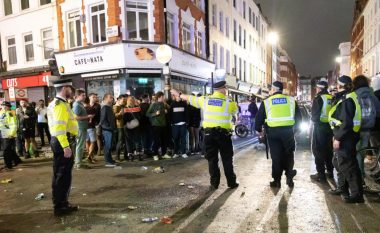 Nata e fundit e “lirisë” në Londër, policët dalin nëpër rrugë – pabet dhe restorantet mbyllen pas orës 22:00 si masë kundër COVID-19