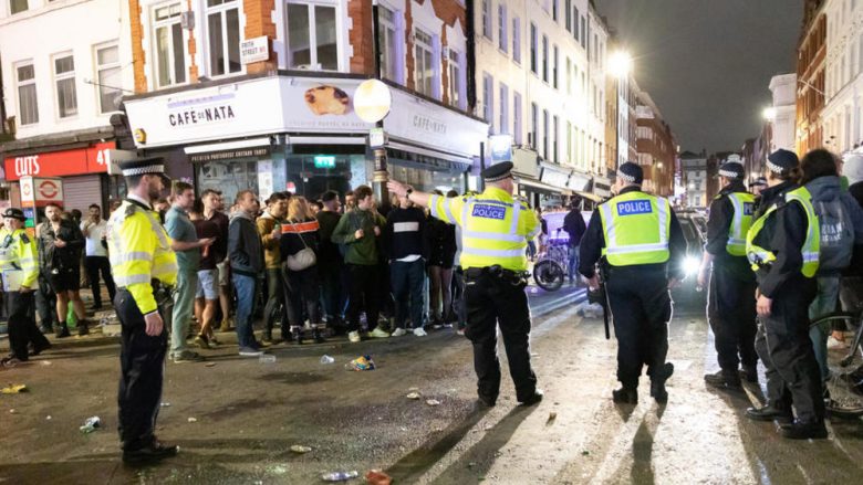 Nata e fundit e “lirisë” në Londër, policët dalin nëpër rrugë – pabet dhe restorantet mbyllen pas orës 22:00 si masë kundër COVID-19