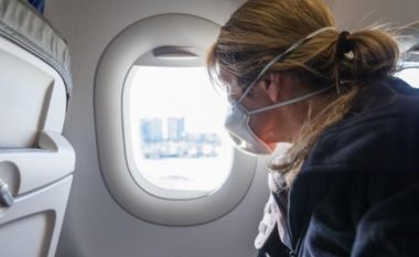 Ishte infektuar me COVID-19 gjatë udhëtimit me aeroplan, ndërron jetë gruaja nga Dallasi