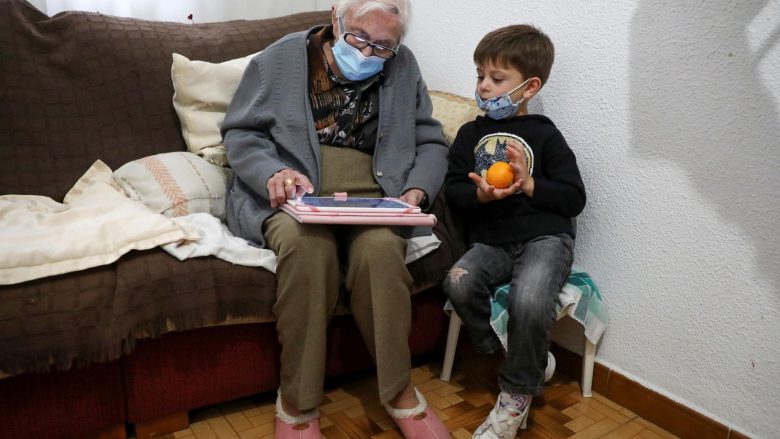 Gjyshja 99-vjeçe nga Spanja fiton betejën kundër coronavirusit, dyshon se ishte infektuar gjatë ahengut të ditëlindjes
