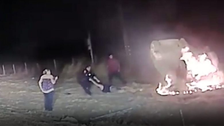 Polici amerikan rrezikon jetën e tij, futet në veturën e përfshirë nga zjarri për ta nxjerrë gruan që kishte ngecur brenda