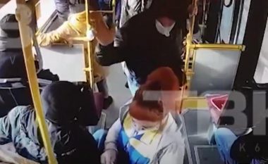 Pasagjeri rus rrah konduktoren që i kërkoi të bartë maskë, madje ajo ia kishte falur një maskë – por ai e nokautoi