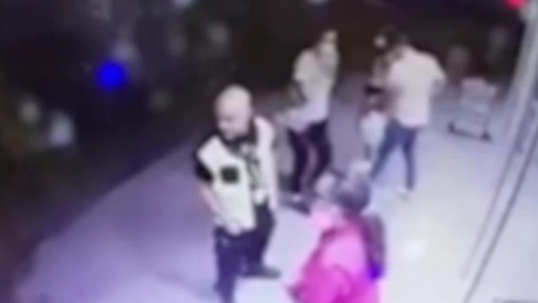 Punonjësi i sigurimit të një qendre tregtare në Beograd nokauton gruan, kamerat e sigurisë filmojnë sulmin