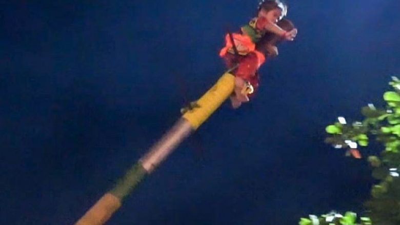 Dyvjeçarja qëndron e varur në një shtyllë në 9 metra lartësi, rituali i çuditshëm fetar në Tajlandë që ka habitur të gjithë