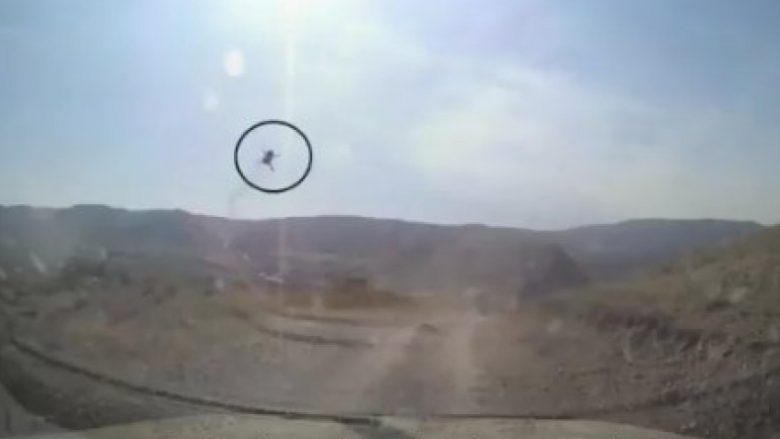 Momenti kur gazetarët i shpëtojnë vdekjes për një “fije floku”, u fluturon mbi kokë raketa e shkrepur nga territori i Armenisë 