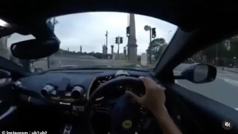 Humb kontrollin mbi timonin, përplas Ferrarin në rrethojën mbrojtëse të urës së Londrës – shoferi filmon ngjarjen