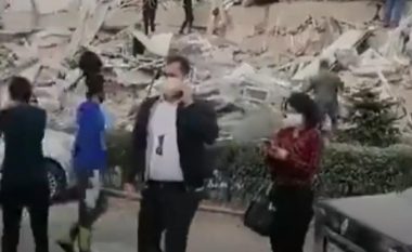 Momenti i shembjes së ndërtesës në Izmir si pasojë e tërmetit të fuqishëm