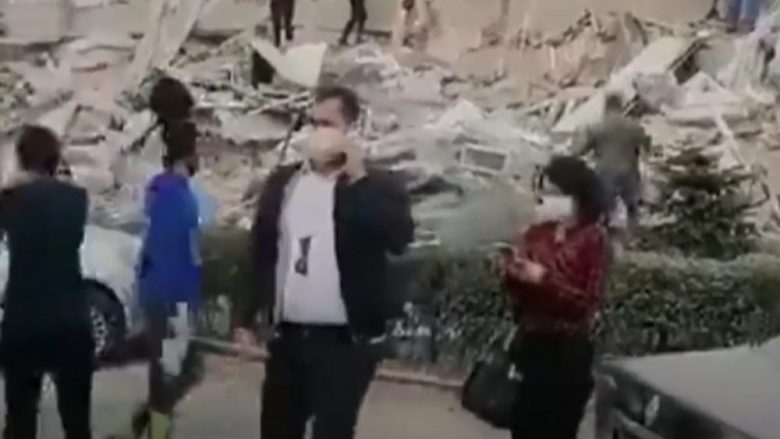 Momenti i shembjes së ndërtesës në Izmir si pasojë e tërmetit të fuqishëm