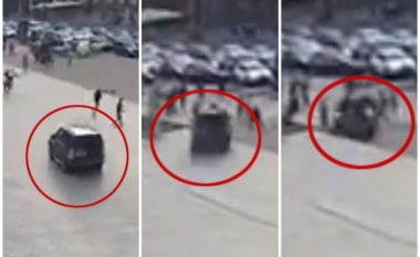 Futet me veturë në sheshin e Kievit, godet kalimtarët e rastit – humbin jetën dy persona
