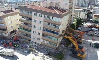 Tërmeti në Turqi, përdorin ekskavatorët për t’i mbajtur në “këmbë” ndërtesat e shkatërruara – vazhdon operacioni i kërkim-shpëtimit