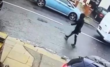 Kur pa se gruaja me hixhab po kalonte rrugën, shoferi i furgonit në Londër e godet – kamerat e sigurisë filmojnë gjithçka