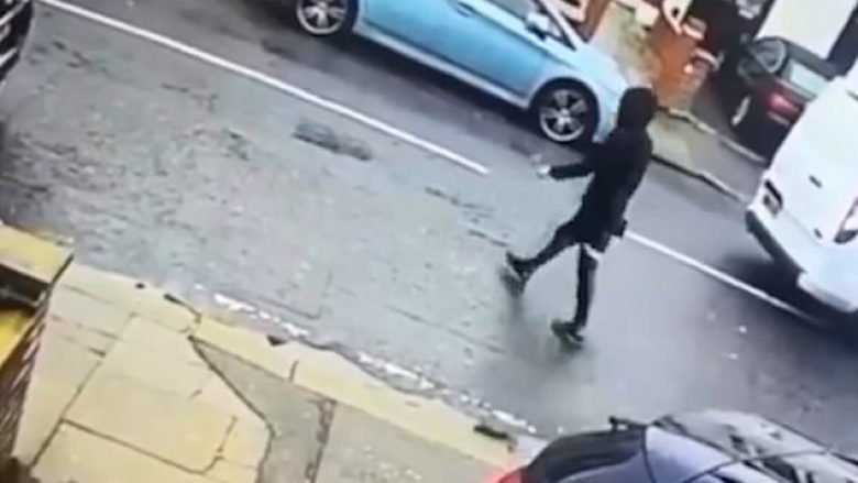 Kur pa se gruaja me hixhab po kalonte rrugën, shoferi i furgonit në Londër e godet – kamerat e sigurisë filmojnë gjithçka