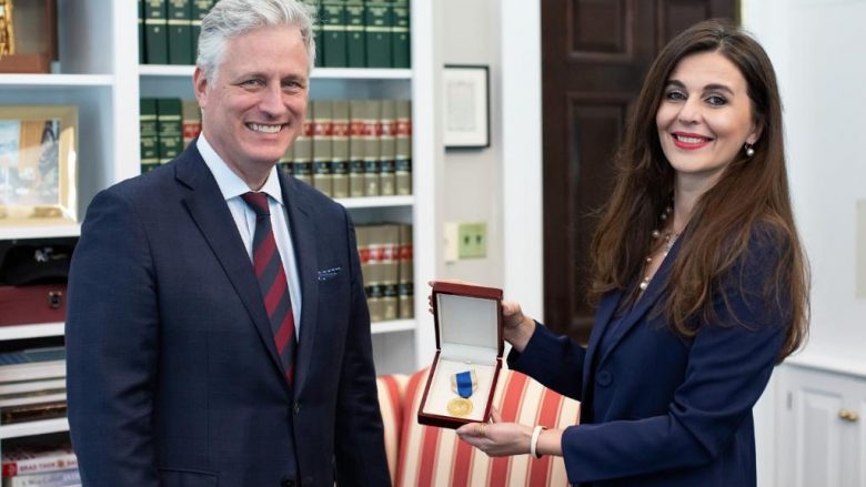 Ambasadorja Çitaku dorëzon medaljen e “Urdhrit të Lirisë” në Shtëpinë e Bardhë