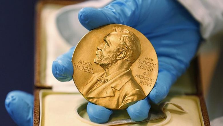 Çmimi Nobel për Fizikë i ndahet tre shkencëtarëve – Penrose, Ghez dhe Genzel