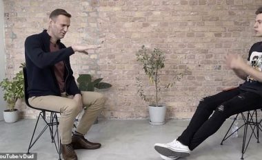 Intervista e parë e Alexei Navalny që kur është liruar nga spitali, tregon sesi ende i dridhen duart nga efektet e helmimit me noviçok
