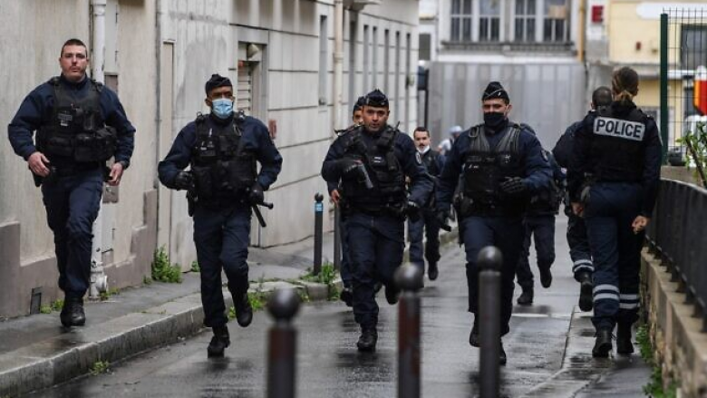 Sulme me thikë dhe prerje koke, policia franceze vret sulmuesin në afërsi të Parisit