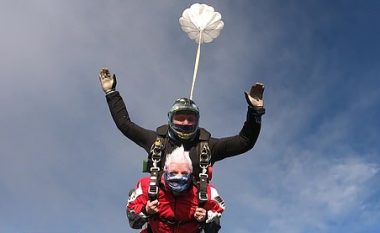 Festoi 90-vjetorin e lindjes duke u hedhur me parashutë nga 4.500 metra, gjyshja britanike paratë e mbledhura i jep për bamirësi
