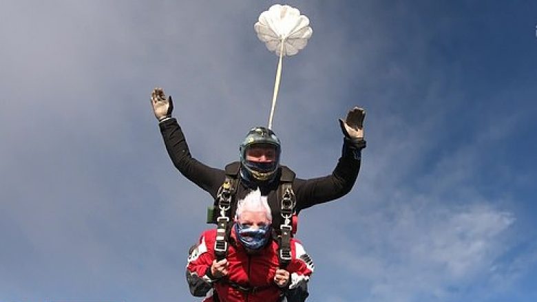 Festoi 90-vjetorin e lindjes duke u hedhur me parashutë nga 4.500 metra, gjyshja britanike paratë e mbledhura i jep për bamirësi