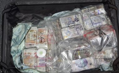 U nis për në Dubai me pesë valixhe plotë me para, britanikja arrestohet në Heathrow për shpëlarje parash