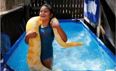 Vajza nga Izraeli që pëlqen të notojë në pishinë me gjarprin e saj