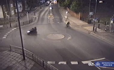Katër persona ishin plagosur nga të shtënat në Londër, në mesin e tyre edhe një dyvjeçar – policia publikon pamjet e sulmuesit që largohet me motoçikletë