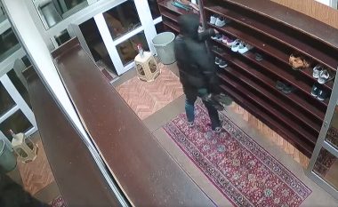 Një person i panjohur vjedhë këpucë brenda një xhamie në Sarajevë, kamerat e sigurisë filmojnë gjithçka