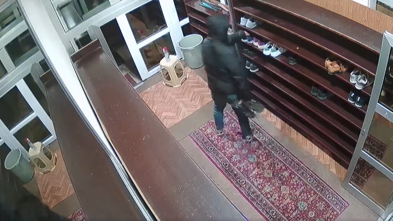 Një person i panjohur vjedhë këpucë brenda një xhamie në Sarajevë, kamerat e sigurisë filmojnë gjithçka